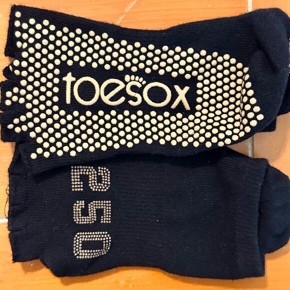 Club Pilates ToeSox Black and Tan Grip Socks - Picture 1 of 2